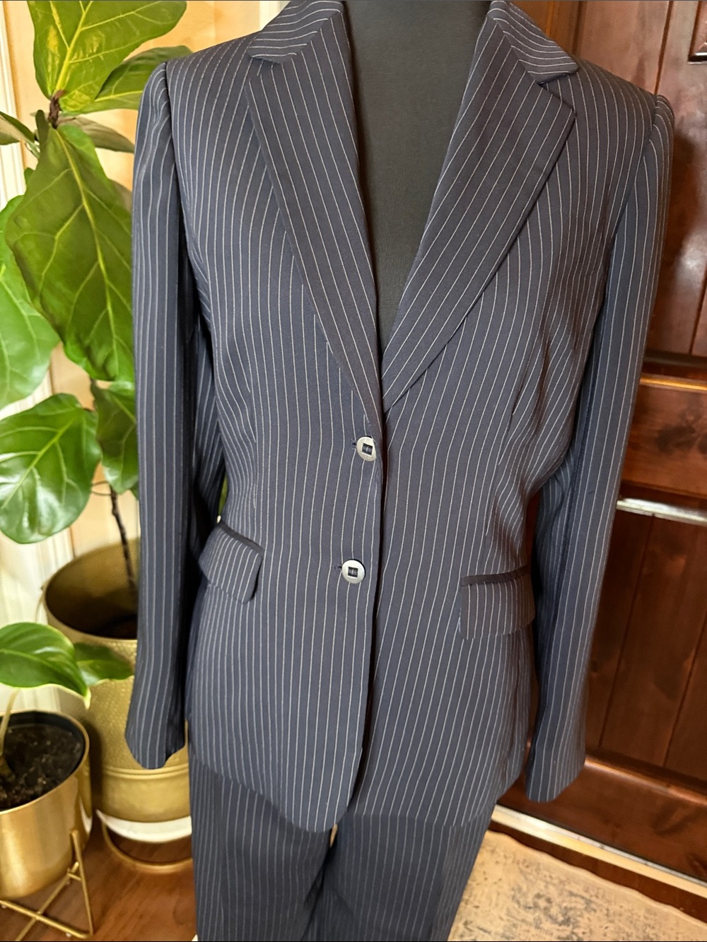 Tahari Navy Classic Corporate, Pinstriped pant suit size 4 - Picture 3 of 11